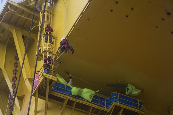 Six Greenpeace Climbers Scale Shells Arctic-Bound Oil Rig